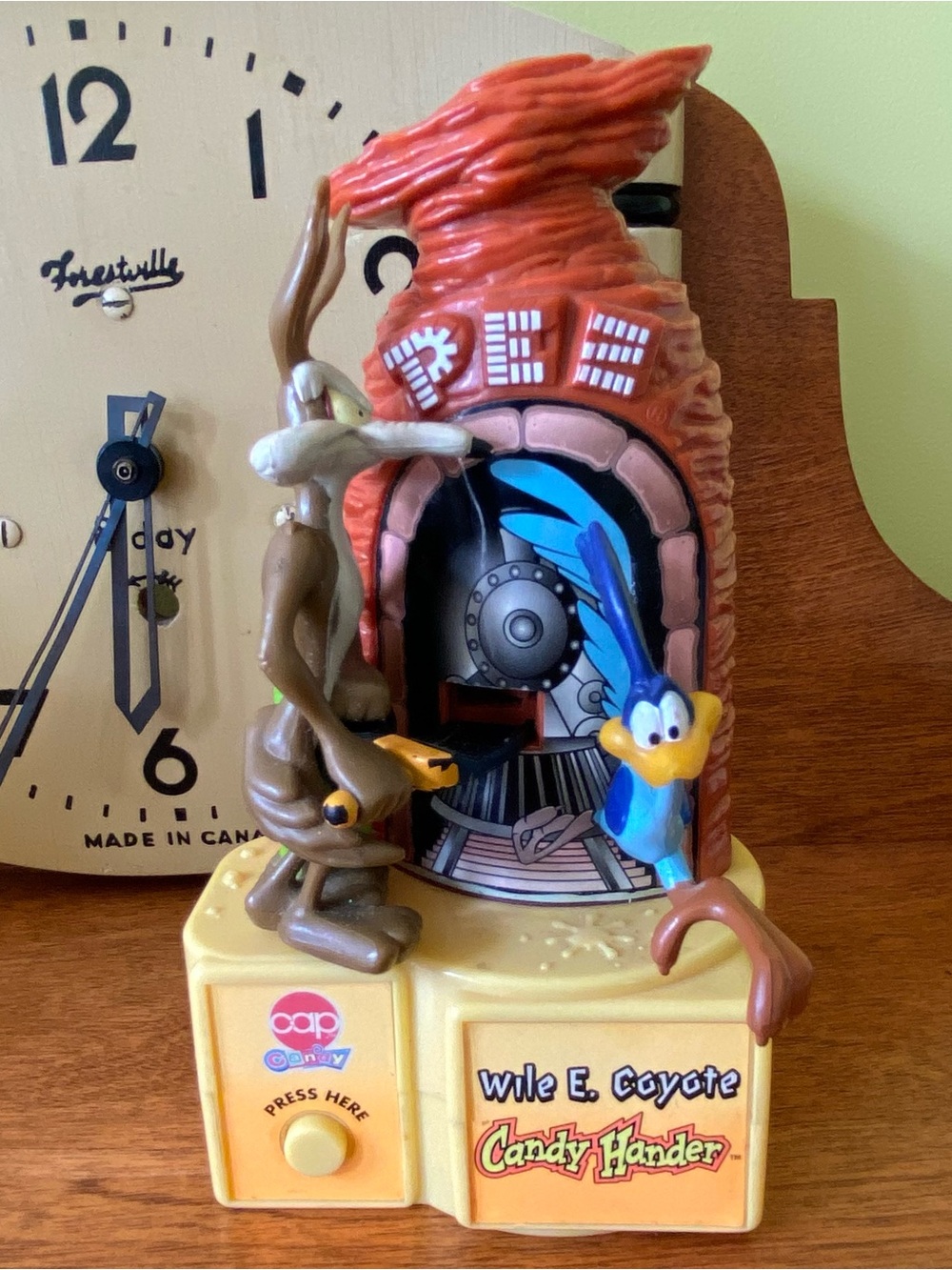 Vintage 1998 PEZ Candy Hander Dispenser Looney Tunes Wile E. Coyote Road Runner